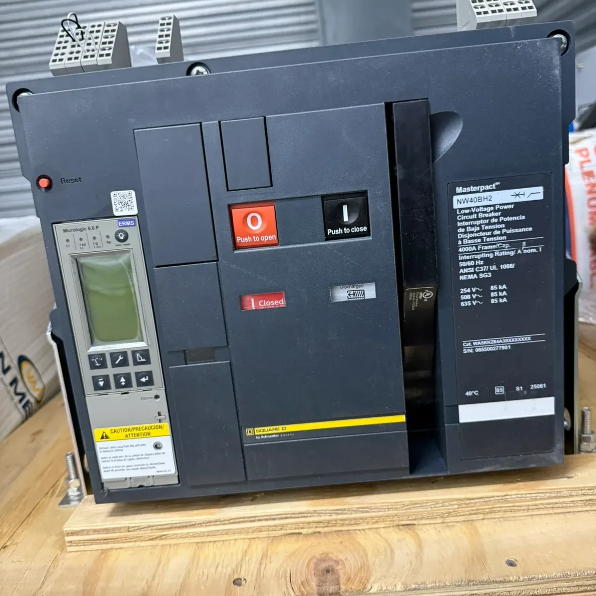 Low-voltage air circuit breaker on a pallet