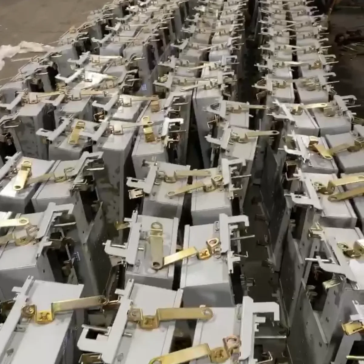 Rows of bus plugs with copper and brass contacts